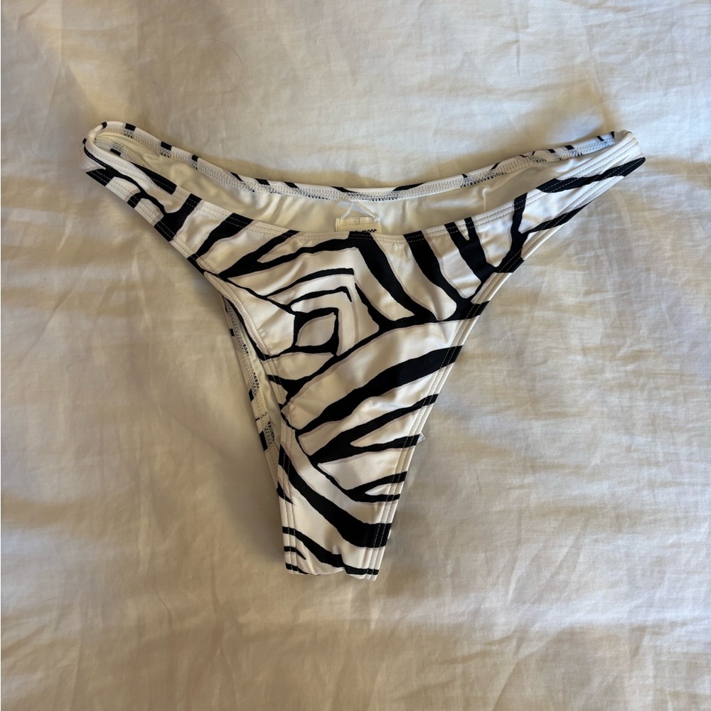 L*SPACE Bikini Set - Picture 5 of 7